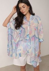 Niebieska Oversizowa Koszula z Bawełną o Kroju Typu Nietoperz Nyletia. Niebieskie koszule damskie Born2be, na lato, uniwersalny, bez wzorów, z bawełny, eleganckie, bez kołnierzyka, bez ramiączek. Za 119.99 zł.