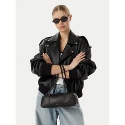Torebka Calvin Klein. Czarne torebki klasyczne damskie CALVIN KLEIN, bez wzorów, bez dodatków. Za 489.99 zł.