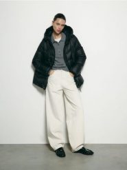 Puchowa kurtka z kapturem - czarny. Czarne kurtki damskie Reserved, l, bez wzorów, z puchu, z kapturem. Za 459.99 zł.