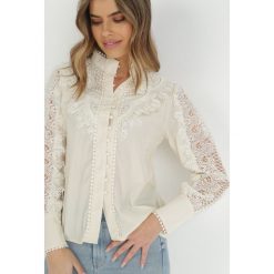 Jasnobeżowa Koszula Mysthilei. Brązowe koszule damskie Born2be, m, w ażurowe wzory, z koronki, eleganckie, bez kołnierzyka, bez ramiączek. Za 79.99 zł.