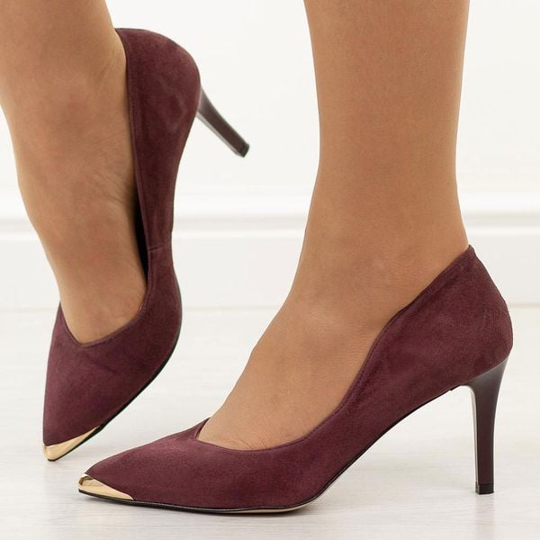 Śliwka zamsz skórzane Polskie szpilki damskie Prestige 2241. Fioletowe szpilki Prestige, bez wzorów, ze skóry, bez obcasa. Za 419.00 zł.