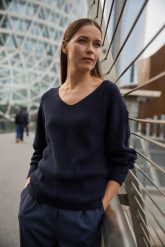 Sweter o prostym fasonie granatowy. Niebieskie swetry klasyczne damskie MOODO, m, z poliamidu, bez kołnierzyka. Za 119.99 zł.