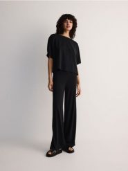 Spodnie z modalem - czarny. Czarne spodnie materiałowe damskie Reserved, bez wzorów, z dzianiny. W wyprzedaży za 89.99 zł.