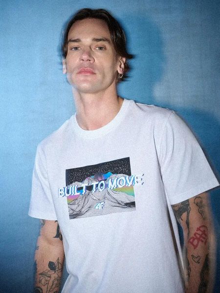 T-shirt regular z nadrukiem męski 4F 4FRSS26TTSHM3658. Białe t-shirty męskie 4f, m, bez wzorów, z bawełny, bez kołnierzyka. Za 79.99 zł.