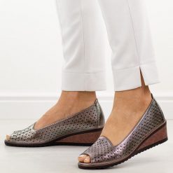 Pewter czółenka damskie z odkrytym palcem Potocki 12402. Szare czółenka damskie POTOCKI, bez wzorów, ze skóry, z otwartym noskiem, bez obcasa, na koturnie. Za 159.00 zł.