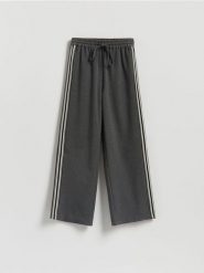 Spodnie z lampasami - ciemnoszary. Szare spodnie materiałowe damskie Reserved, bez wzorów, z dzianiny. Za 139.99 zł.