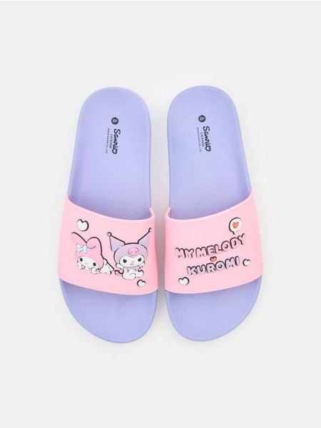 Klapki z aplikacjami 3D Hello Kitty - fioletowy. Fioletowe klapki damskie Sinsay, z aplikacjami, bez obcasa. Za 35.99 zł.