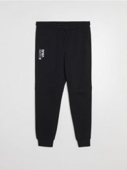 Spodnie dresowe tapered fit NASA - czarny. Czarne spodnie sportowe męskie Sinsay, z dresówki. Za 59.99 zł.