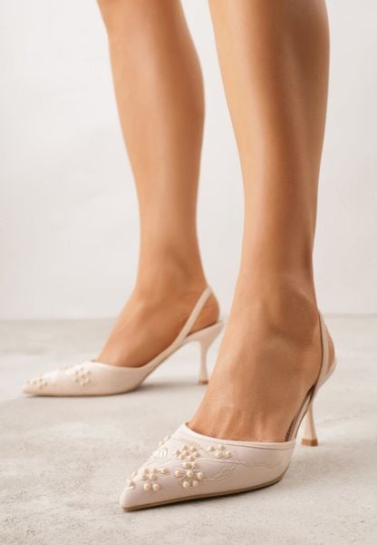 Beżowe Sandały na Szpilce Ozdobione Haftowanym Wzorem i Koralikami Sametis. Brązowe sandały damskie Renee, bez wzorów, z satyny, bez obcasa, na obcasie. Za 109.99 zł.