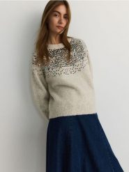 Sweter z cekinami - kremowy. Białe swetry klasyczne damskie Reserved, l, z dzianiny, bez kołnierzyka. W wyprzedaży za 49.99 zł.