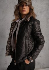 Czarna Pikowana Kurtka Dwustronna z Motywem Panterki i Naszywką Damike. Czarne kurtki damskie Renee, na wiosnę, l, z aplikacjami, bez kaptura. Za 129.99 zł.