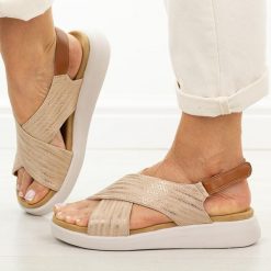 Beżowe sandały damskie Sergio Leone Sk156. Brązowe sandały damskie Sergio Leone, bez wzorów, z jeansu, bez obcasa, na płaskiej podeszwie. Za 169.00 zł.