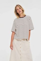 T-shirt oversize w paski brązowy. Brązowe t-shirty damskie MOODO, l, bez wzorów, z bawełny, bez kołnierzyka. Za 59.99 zł.