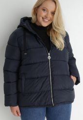 Granatowa Kurtka z Kapturem Pikowana Bauwens. Niebieskie kurtki damskie Born2be, na zimę, plus size, bez wzorów, z jeansu, z kapturem. Za 189.99 zł.