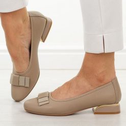 Beżowe skórzane czółenka damskie na obcasie M.Daszyński Ol37-2. Brązowe czółenka damskie M.Daszyński, z aplikacjami, z jeansu, z okrągłym noskiem, bez obcasa, na obcasie. W wyprzedaży za 197.10 zł.