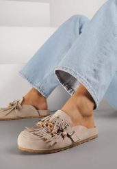 Ciemnobeżowe Klapki na Platformie Ozdobione Koralikami Klamrami i Frędzlami Leurecea. Brązowe klapki damskie Renee, bez wzorów, z jeansu, bez obcasa, na platformie. Za 109.99 zł.