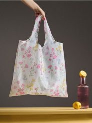 Składana torba zakupowa z motywem kwiatowym - wielobarwny. Torebki klasyczne damskie Sinsay, bez wzorów, bez dodatków. Za 9.99 zł.