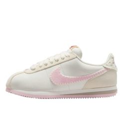 Buty do chodzenia dla dorosłych Nike Cortez Valentine's Day (2025). Białe buty sportowe na co dzień damskie Nike, bez wzorów, ze skóry, trekkingowe, Nike Cortez. Za 988.48 zł.