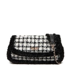 Torebka Guess. Czarne torebki klasyczne damskie Guess, z aplikacjami, bez dodatków. Za 489.99 zł.