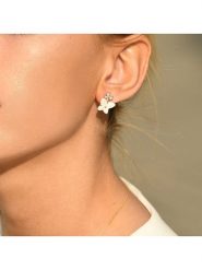 DIAMOND & CO Złote kolczyki-wkrętki "Enisa" z diamentami rozmiar: onesize. Białe kolczyki damskie Diamond & Co, z diamentem, ceramiczne. Za 1,370.99 zł.