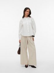 Vero Moda Bluzka w kolorze białym rozmiar: M. Białe bluzki damskie Vero Moda, m, bez wzorów, z bawełny, bez kołnierzyka, bez ramiączek. Za 124.95 zł.