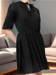 Sukienka mini z zdobnym wiązaniem - czarny. Czarne sukienki damskie Sinsay, l, bez wzorów, bez kołnierzyka, bez ramiączek, mini. Za 29.99 zł.