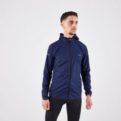 Kurtka do biegania w terenie wiatrówka męska Kiprun Run 900 Wind. Niebieskie kurtki treningowe męskie KIPRUN, l, bez wzorów, z materiału, do biegania. Za 179.99 zł.