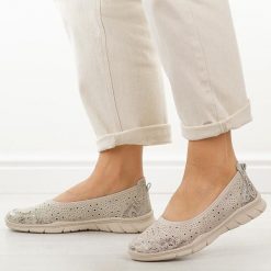 Beżowe ażurowe skórzane baleriny damskie S.Barski 5973. Brązowe baleriny damskie S.BARSKI, w ażurowe wzory, z jeansu, bez obcasa, na płaskiej podeszwie. Za 179.00 zł.