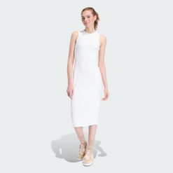 Sukienka All Szn Rib. Białe sukienki damskie Adidas, m, bez wzorów, klasyczne, bez kołnierzyka, bez ramiączek, dopasowane. Za 299.00 zł.