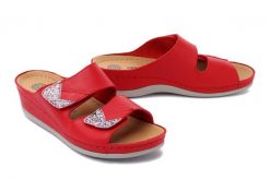 DR. BRINKMANN 701365-4 rot, klapki profilaktyczne damskie. Czerwone klapki damskie Dr. Brinkmann, bez wzorów, ze skóry, bez obcasa. Za 294.90 zł.
