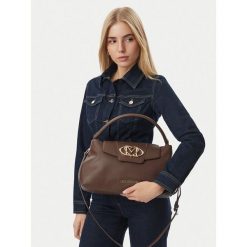 Torebka LOVE MOSCHINO. Brązowe torebki klasyczne damskie Love Moschino, bez wzorów, bez dodatków. Za 949.99 zł.