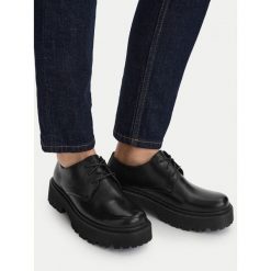 Oxfordy Lasocki. Czarne półbuty damskie Lasocki, bez wzorów, bez obcasa. Za 199.99 zł.