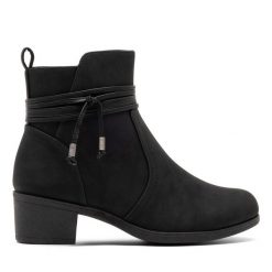 Botki Clara Barson. Czarne botki damskie Clara Barson, bez obcasa, na słupku, bez zapięcia. Za 139.99 zł.