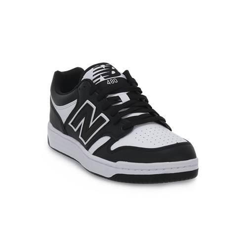 Buty do chodzenia męskie New Balance 480. Białe buty sportowe na co dzień męskie New Balance, ze skóry, bez zapięcia, trekkingowe. Za 379.00 zł.