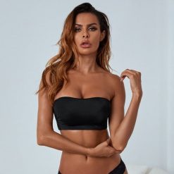 Biustonosz regulowany bez fiszbin dla pełnej swobody ruchu Kamilah. Brązowe biustonosze Intica, bez wzorów. W wyprzedaży za 79.00 zł.