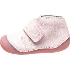 Skórzane buty w kolorze jasnoróżowym do nauki chodzenia. Czerwone buciki dla niemowląt Richter, ze skóry, bez zapięcia. W wyprzedaży za 132.95 zł.