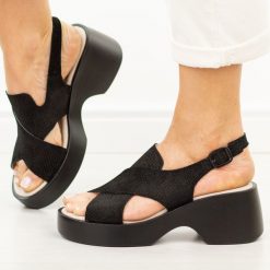 Czarne skórzane sandały damskie na platformie S.Barski 7005. Czarne sandały damskie S.BARSKI, bez wzorów, z jeansu, bez obcasa, na platformie. Za 249.00 zł.