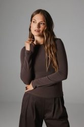 BLUZKA SUZIE BRĄZOWA M - Flawless. Brązowe bluzki damskie Flawless, m, bez wzorów, z materiału, klasyczne, bez kołnierzyka, bez ramiączek. Za 265.00 zł.
