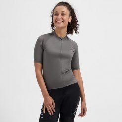 Koszulka rowerowa damska Rogelli Essential II z krótkim rękawem. Brązowe bluzki sportowe damskie Rogelli, l, z elastanu, bez kołnierzyka, bez ramiączek. Za 196.00 zł.