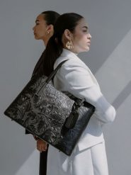 Christian Laurier Skórzana torebka "Noor" w kolorze czarnym - 40 x 27 x 16 cm rozmiar: onesize. Czarne torebki klasyczne damskie Christian Laurier, bez wzorów, z materiału, bez dodatków. Za 282.99 zł.