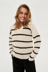 Sweter w paski beżowy. Brązowe swetry klasyczne damskie MOODO, l, bez kołnierzyka. Za 99.99 zł.
