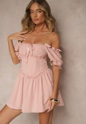 Różowa Rustykalna Sukienka Vices z Gorsetowym Wiązaniem Tolarina. Czerwone sukienki damskie Renee, na imprezę, na lato, l, bez wzorów, eleganckie, bez kołnierzyka, bez ramiączek, mini, gorsetowe. W wyprzedaży za 97.99 zł.