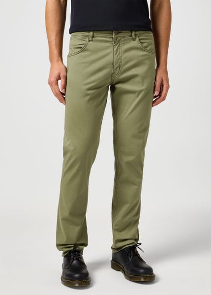 MESKIE SPODNIE WRANGLER GREENSBORO DUSTY OLIVE 112362347. Zielone spodnie materiałowe męskie Wrangler, bez wzorów, z materiału. Za 219.99 zł.