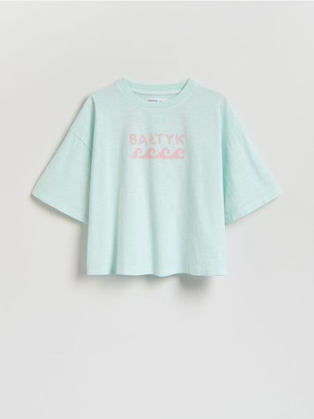 Luźny t-shirt z nadrukiem - jasnoturkusowy. Niebieskie koszulki dziewczęce Reserved, bez wzorów, z bawełny, bez ramiączek. W wyprzedaży za 9.99 zł.
