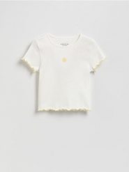 Prążkowany t-shirt z haftem - złamana biel. Koszulki dziewczęce Reserved, bez wzorów, z bawełny, bez ramiączek. W wyprzedaży za 17.99 zł.