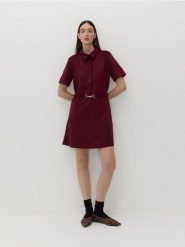 Sukienka z imitacji zamszu - bordowy. Czerwone sukienki damskie Reserved, na co dzień, l, bez wzorów, bez kołnierzyka, bez ramiączek, mini, proste. W wyprzedaży za 59.99 zł.