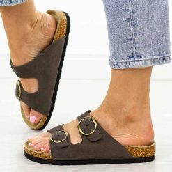 Taupe skórzane klapki damskie Filippo Dk7061/25. Klapki damskie Filippo, bez wzorów, ze skóry, bez obcasa, na płaskiej podeszwie. Za 139.00 zł.