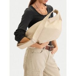 Torebka Guess Jeans. Brązowe torebki klasyczne damskie Guess Jeans, z aplikacjami, z jeansu, bez dodatków. Za 199.99 zł.