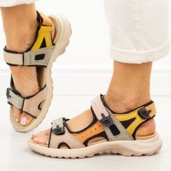 Czarno pom. skórzane sandały damskie Unisoft 18-56. Czarne sandały damskie Unisoft, bez wzorów, z materiału, bez obcasa, na płaskiej podeszwie. Za 219.00 zł.