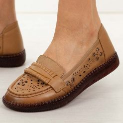 Camelowe skórzane półbuty damskie Potocki 15311. Brązowe półbuty damskie POTOCKI, w ażurowe wzory, z jeansu, eleganckie, z okrągłym noskiem, bez obcasa, na płaskiej podeszwie. Za 219.00 zł.